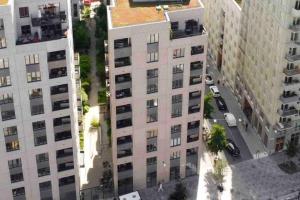 una vista aérea de un edificio blanco alto en Modern elegance i Hagastaden en Estocolmo