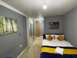 a bedroom with a bed with yellow and blue at London 2Bedrooms 2Bathrooms, Balcony, Parking, Lovely South Woodford in London