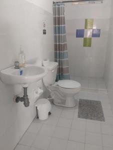 Ett badrum på Club Beach Ocean House