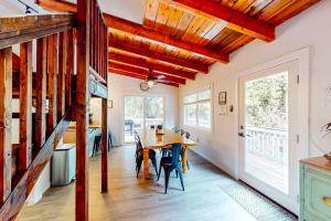 Gallery image of Black Feather Lodge in Lake Arrowhead +25 photos