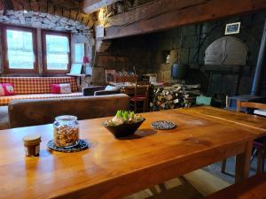 una mesa de madera con un tazón de verduras. en Magnifique gite 14 personnes en bord de lac, en Devesset