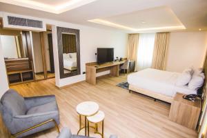 Televízia a/alebo spoločenská miestnosť v ubytovaní The Safron Hotel