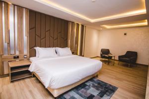 Posteľ alebo postele v izbe v ubytovaní The Safron Hotel