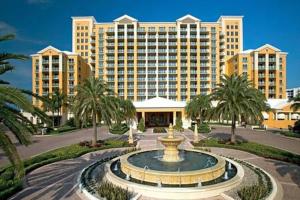 een groot hotel met een fontein voor een gebouw bij The Palms, Ocean View Studio Located at Ritz Carlton - Key Biscayne in Miami