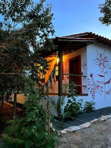 卡彭鎮的住宿－Casas de Aruanda，一座房子,旁边画着花
