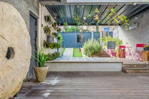 eine Terrasse mit einer Bank und Pflanzen darauf in der Unterkunft Large villa with pool in Châtillon - Welkeys in Châtillon