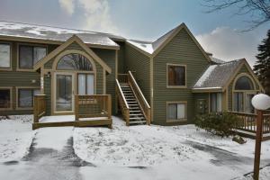 una casa verde con nieve en el suelo en 5123 Summit View Court, en Somerset