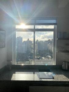 ein Fenster in einem Zimmer mit Stadtblick in der Unterkunft Apartamento com vista espetacular na Cidade Baixa in Porto Alegre