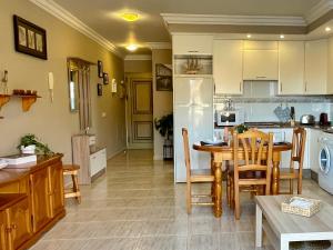 a kitchen and dining room with a table and chairs at Apartamento Dulce Vista in Poris de Abona