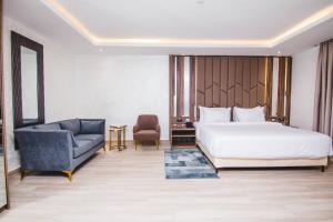 Posteľ alebo postele v izbe v ubytovaní The Safron Hotel