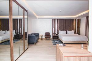Posteľ alebo postele v izbe v ubytovaní The Safron Hotel