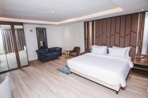 Posteľ alebo postele v izbe v ubytovaní The Safron Hotel