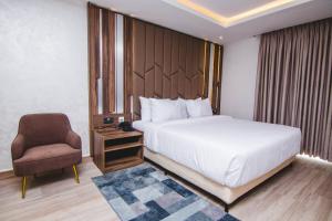 Posteľ alebo postele v izbe v ubytovaní The Safron Hotel