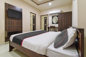 1 dormitorio con 1 cama y TV en Townhouse Mansarovar Sumer Nagar, en Jaipur
