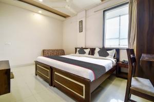 Habitación de hotel con cama y ventana en Townhouse Mansarovar Sumer Nagar, en Jaipur