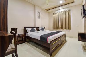 1 dormitorio con cama y escritorio. en Townhouse Mansarovar Sumer Nagar, en Jaipur
