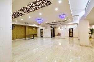 una habitación vacía con un gran salón con luces en el techo en Townhouse Mansarovar Sumer Nagar, en Jaipur