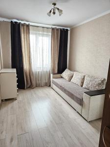 1 dormitorio con cama y ventana grande en Decebal 2, en Chişinău
