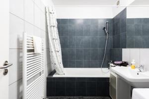 uma casa de banho com uma banheira e um lavatório em Lux apartments with an elegant balcony Prague em Praga