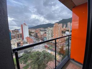 een balkon met uitzicht op de stad bij Apartamento academia 1201 in Bogota