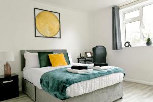 um quarto com uma cama com um gato preto em cima em Lovely flat near University of Reading em Reading