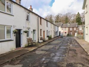 uma rua vazia numa aldeia com casas em Cobble Cottage em Keswick