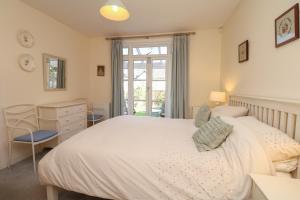 1 dormitorio con cama, escritorio y ventana en 2 Dart, en Stoke Gabriel