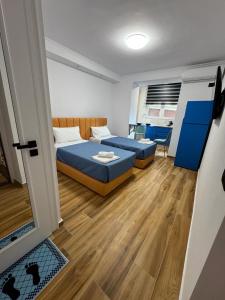 Habitación pequeña con 2 camas y puerta en Keli’s apartment en Tirana