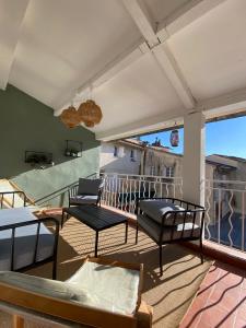 d'un balcon avec des chaises et une vue sur un bâtiment. dans l'établissement Deux chambres avec terrasse dans le centre ville d'Aix en Provence, à Aix-en-Provence
