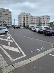 een parkeerplaats met veel geparkeerde auto's bij STUDIO LE HAVRE PLAGE in Le Havre