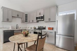 T7Bright & Gorgeous Canoga Park Guesthouset7