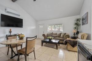 T7Bright & Gorgeous Canoga Park Guesthouset7