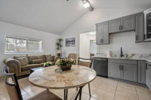 T7Bright & Gorgeous Canoga Park Guesthouset7