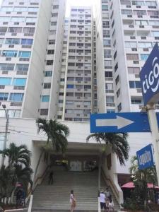 un panneau bleu devant un grand bâtiment dans l'établissement Comfortable apartmento frente al mar, A/C / POOL, à Carthagène des Indes