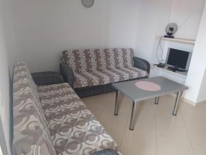 - un salon avec un canapé et une table dans l'établissement Villa Alimema, à Saranda