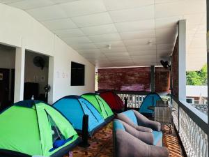 Habitación con 4 tiendas de campaña en un balcón en LA CASONA SV, en La Libertad