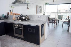 a kitchen with a stove and a counter top at Apartamento D&D Huanchaco in Huanchaco