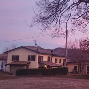 Una casa blanca con una cruz encima. en La Quagnola splendida casa in Appennino, en Polinago
