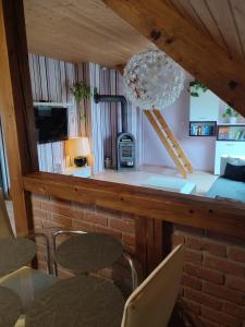 a kitchen with a bar with chairs and a fireplace at Wohnung Auerand in Nienhagen