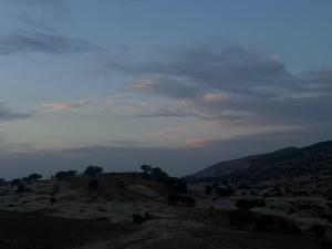 Orion's wild camp في دانا: منظر صحراوي مع سماء غائمة