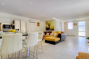 eine Küche und ein Wohnzimmer mit einem Tisch und Stühlen in der Unterkunft Villa terranga in Calenzana