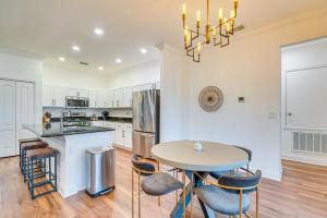 Η κουζίνα ή μικρή κουζίνα στο Brooksville Home about 12 Mi to Cabot Citrus Farms