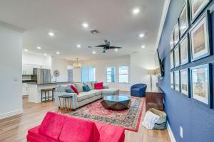 Χώρος καθιστικού στο Brooksville Home about 12 Mi to Cabot Citrus Farms