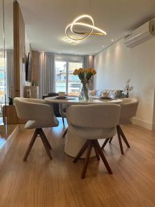 sala de estar con mesa de comedor y sillas en Canela Cantinho dos Sonhos, en Canela