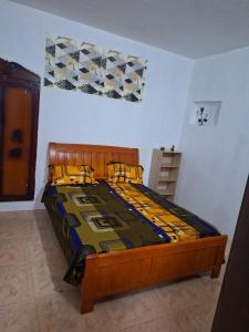 ein Schlafzimmer mit einem Bett mit einer Bettdecke darauf in der Unterkunft SB Villa in Triolet
