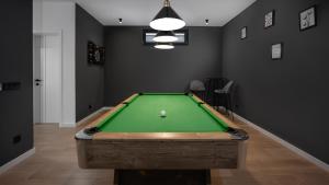 Billiards table sa Casa Cielo, new modern villa with outdoor pool