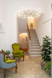 un pasillo con 2 sillas y una escalera en CASA ALMIKA PRINCIPE AMEDEO, en Bari