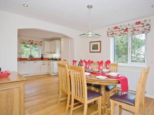 una cucina e una sala da pranzo con tavolo e sedie di Castle View a Richmond