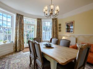 uma sala de jantar com mesa e cadeiras em Hampsire House em Cromer