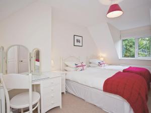 ein weißes Schlafzimmer mit einem Bett, einem Schreibtisch und einem Stuhl in der Unterkunft Castle View in Richmond